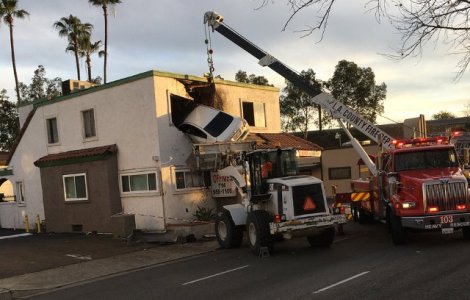 Accident straniu in sudul Californiei. O masina a fost proiectata la etajul unei case/ VIDEO