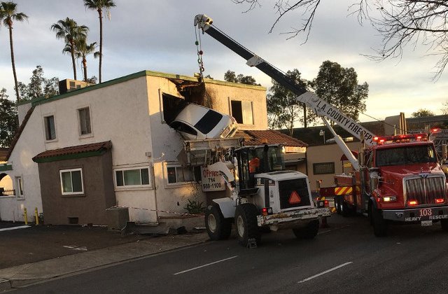 Accident straniu in sudul Californiei. O masina a fost proiectata la etajul unei case/ VIDEO