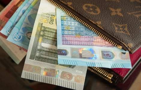 Leul a ajuns marti la cea mai slaba cotatie din istorie in raport cu euro