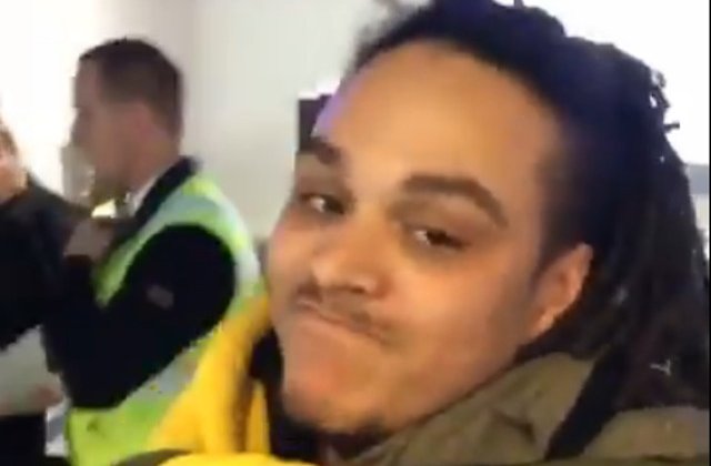 Un barbat nu a fost lasat sa urce in avion pentru ca purta prea multe haine / VIDEO