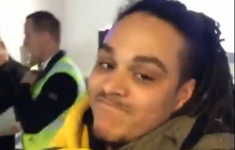 Un barbat nu a fost lasat sa urce in avion pentru ca purta prea multe haine / VIDEO