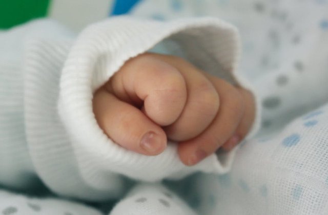 Constanta: O femeie a nascut in toaleta din curte si a scapat bebelusul in hazna