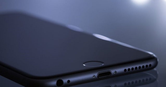 Utilizatorii de iPhone vor putea alege intre rularea in conditiile initiale si incetinirea pentru siguranta