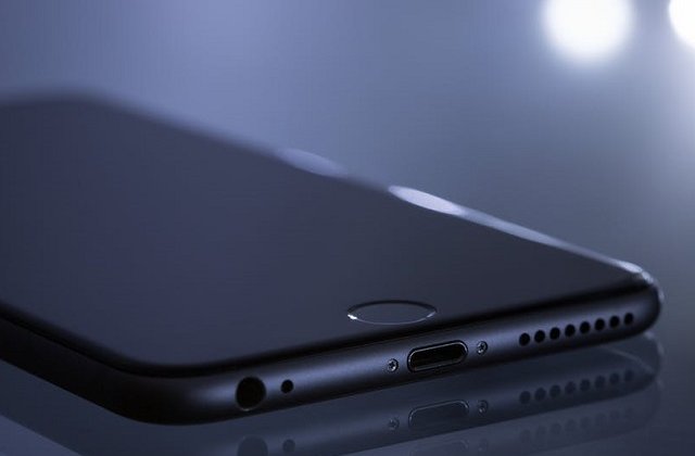 Utilizatorii de iPhone vor putea alege intre rularea in conditiile initiale si incetinirea pentru siguranta