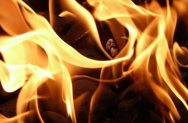 Trei masini au luat foc intr-o parcare din Targoviste