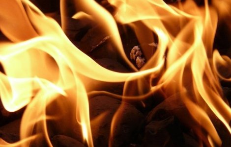 Trei masini au luat foc intr-o parcare din Targoviste