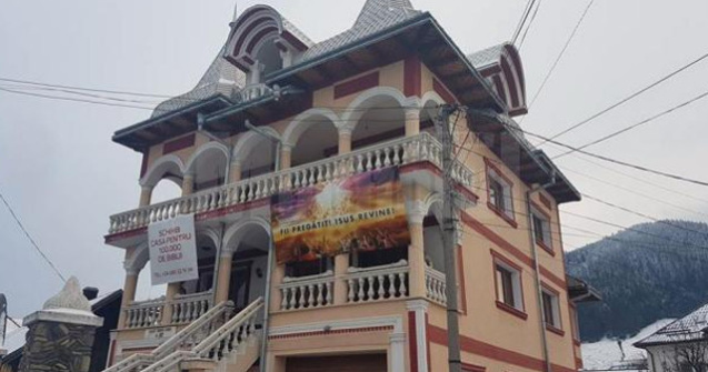 Un barbat din Campulung isi da casa la schimb pe 100.000 de Biblii