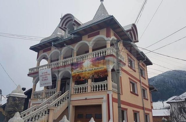 Un barbat din Campulung isi da casa la schimb pe 100.000 de Biblii