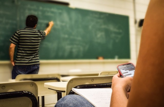 Fara hanorace, cizme UGG si pixuri cu pasta rosie: 7 lucruri ridicole interzise in scoli