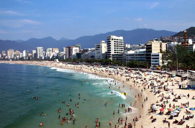 15 oameni au fost raniti dupa ce o masina a intrat in multimea aflata pe plaja Copacabana/ VIDEO