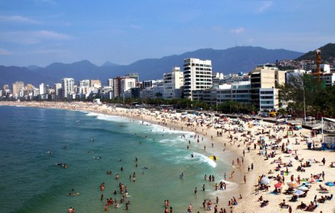 15 oameni au fost raniti dupa ce o masina a intrat in multimea aflata pe plaja Copacabana/ VIDEO