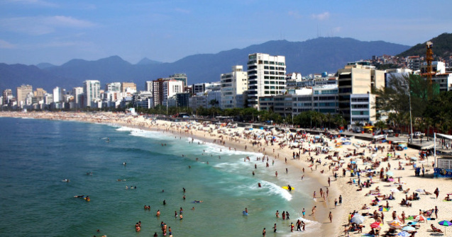 15 oameni au fost raniti dupa ce o masina a intrat in multimea aflata pe plaja Copacabana/ VIDEO