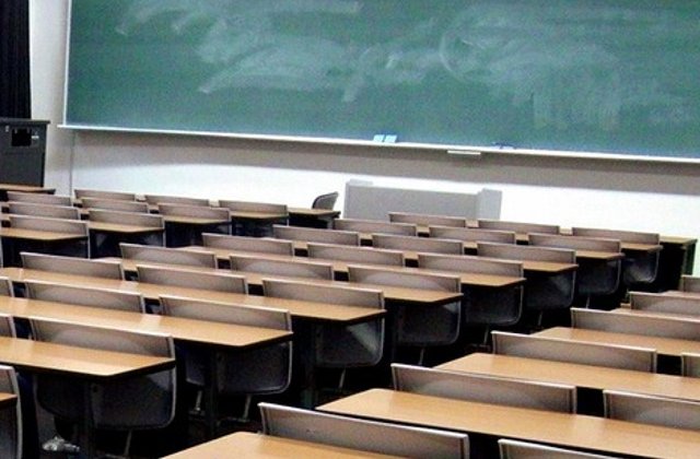 Profesorul de religie, acuzat ca s-a masturbat la scoala, a demisionat