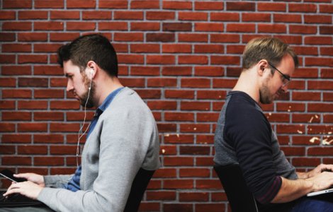  Top  7 obiceiuri care iti provoaca dureri de spate si iti afecteaza coloana