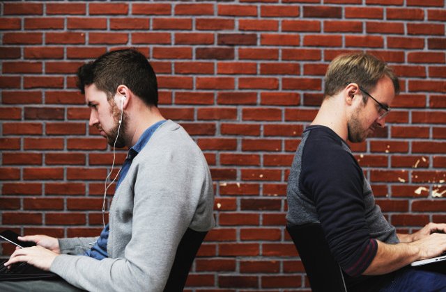 7 obiceiuri care iti provoaca dureri de spate si iti afecteaza coloana