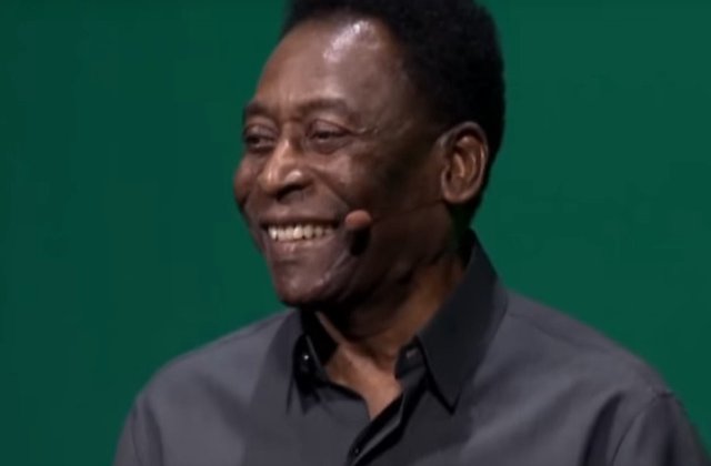 Fostul fotbalist Pele a fost transportat de urgenta la spital