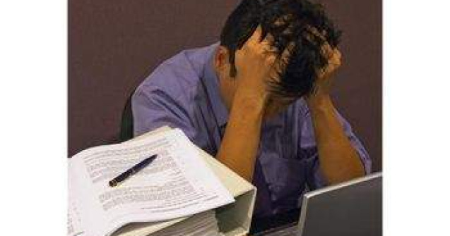 Cat muncesc pentru stat romanii?