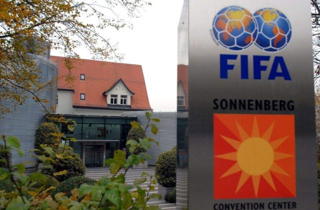 Coruptie la nivel inalt, la FIFA: Doi membri de top ai forului, suspendati