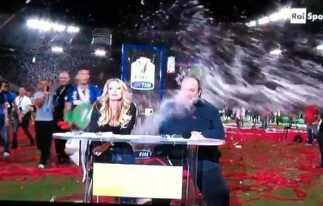 Materazzi i-a turnat o galeata de apa in cap unui jurnalist