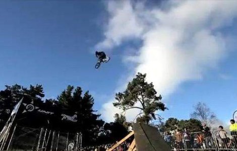  Video  Triplu salt mortal cu BMX-ul. A intrat in Cartea Recordurilor