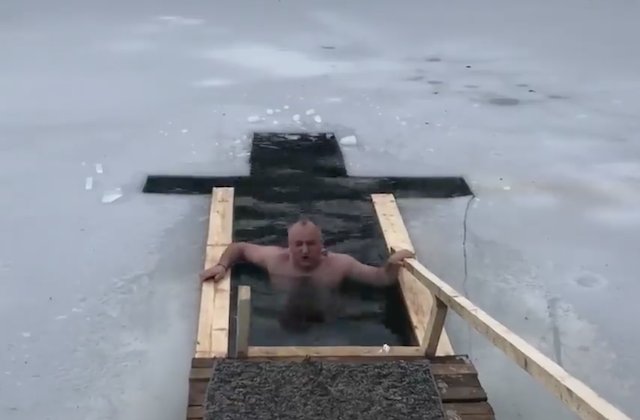 Igor Dodon s-a scaldat in apa rece, de Boboteaza / VIDEO