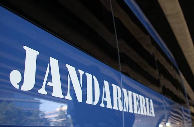 Un jandarm a fost filmat in timp ce loveste cu pumnul manifestanti din Piata Universitatii