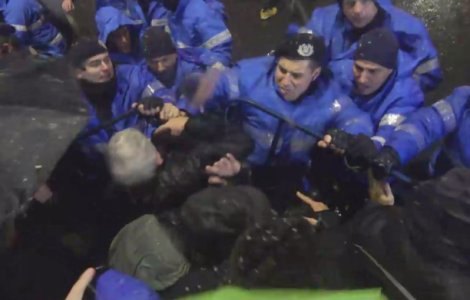 Jandarmul care a lovit mai multi protestatari, cercetat de Parchetul