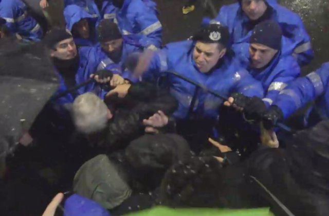 Jandarmul care a lovit mai multi protestatari, cercetat de Parchetul Militar