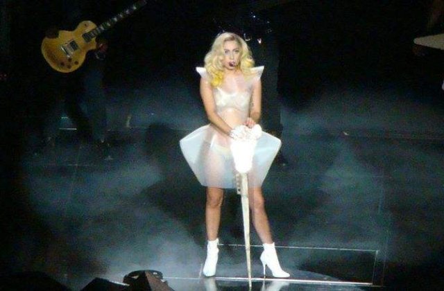 Gaga, ruinata de costumele extravagante