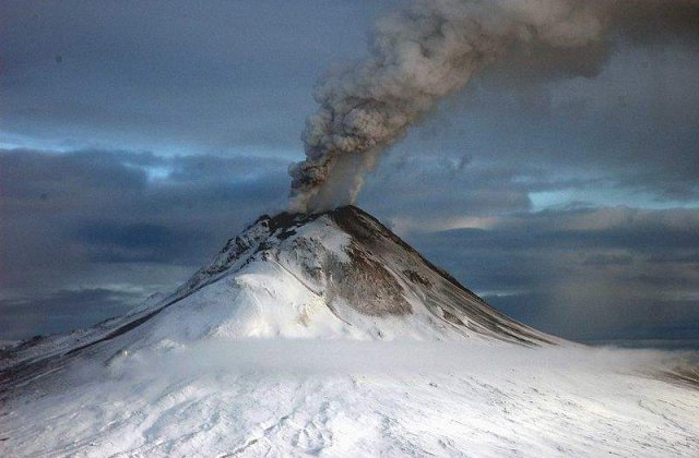 Ne ameninta un nou nor de cenusa? Eruptie vulcanica in Rusia