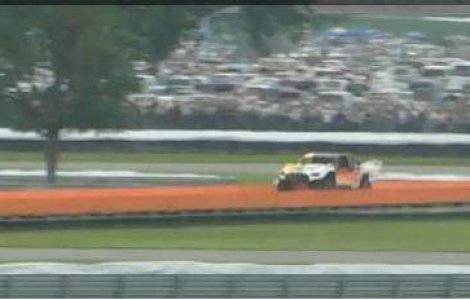  Video  A zburat o suta de metri prin aer, cu masina