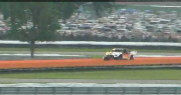  Video  A zburat o suta de metri prin aer, cu masina