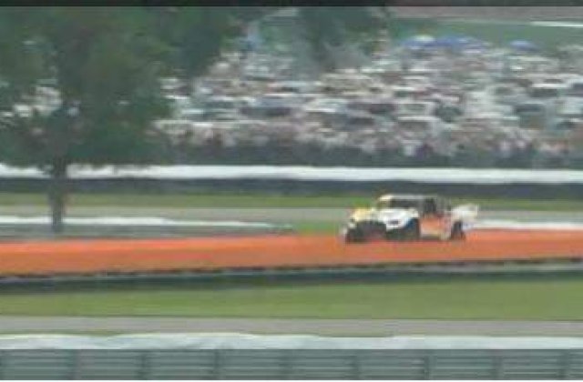 [VIDEO] A zburat o suta de metri prin aer, cu masina