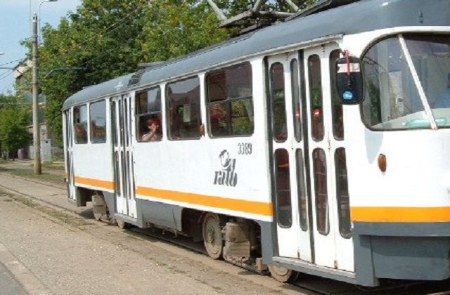 Circulatia tramvaielor 21, blocata in zona Obor dupa ce un barbat a cazut pe sine