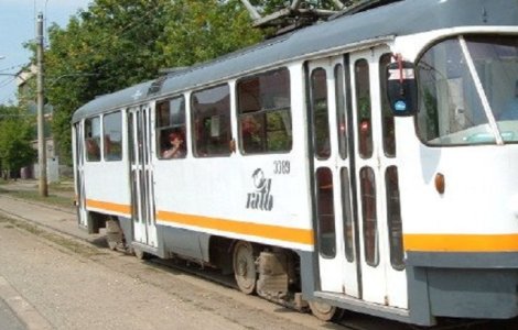Circulatia tramvaielor 21, blocata in zona Obor dupa ce un barbat a cazut pe sine