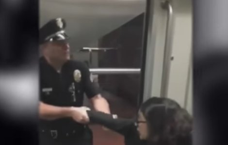 Un politist a fost filmat in timp ce tragea o adolescenta afara din metrou/ VIDEO