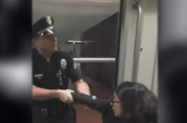 Un politist a fost filmat in timp ce tragea o adolescenta afara din metrou/ VIDEO