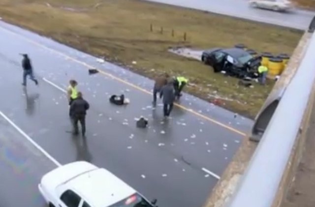 Mii de dolari au fost imprastiati pe asfalt in SUA