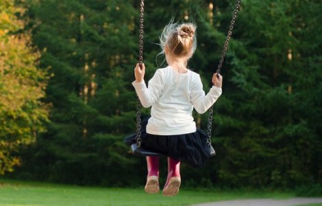 Valcea: O fetita de 6 ani a fost agresata sexual de un vecin de 12 ani