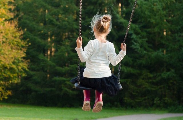 Valcea: O fetita de 6 ani a fost agresata sexual de un vecin de 12 ani