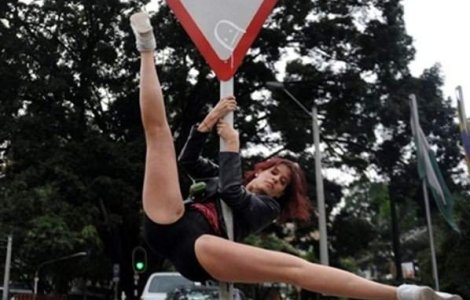  Video  Dans la bara...in plina strada