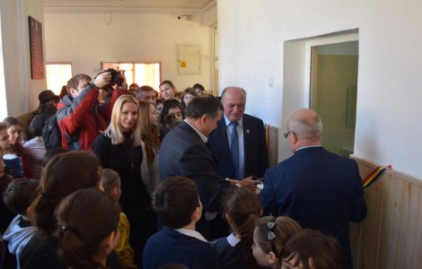 Un primar a taiat panglica la inaugurarea a trei toalete, la o scoala gimnaziala din oras