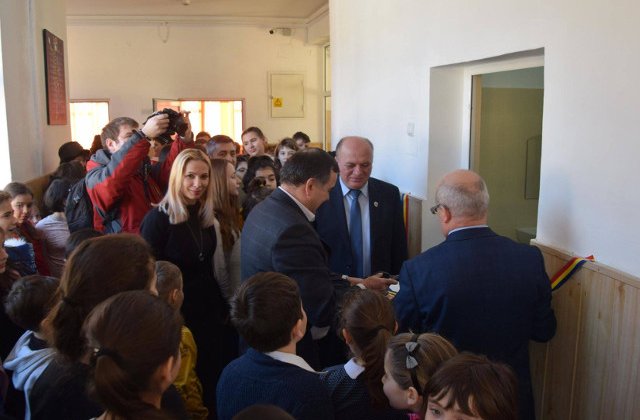 Un primar a taiat panglica la inaugurarea a trei toalete, la o scoala gimnaziala din oras