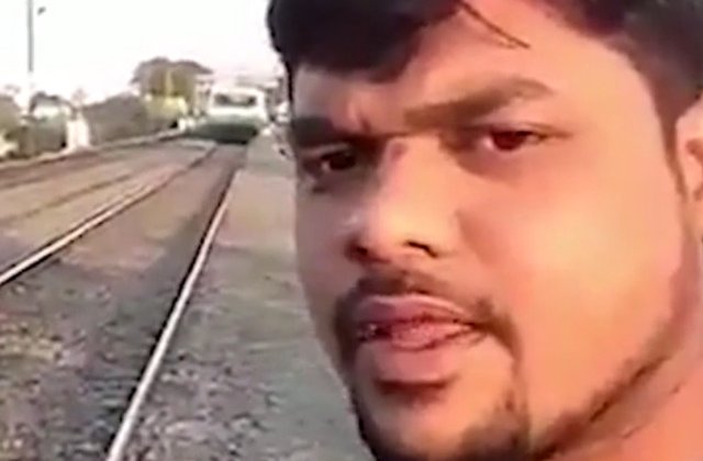 Un tanar a fost lovit de tren in timp ce isi facea un selfie / VIDEO