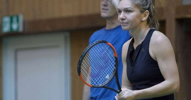 Gestul antrenorului Simonei Halep, interpretat diferit de presa sportiva