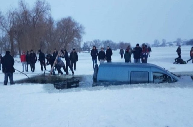 Un barbat a ajuns cu masina intr-un lac inghetat din Moldova