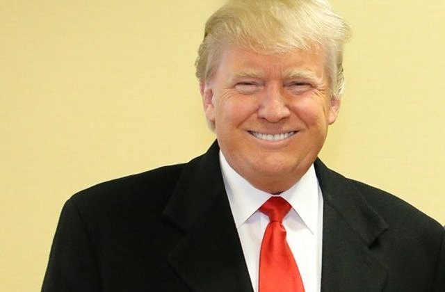 Trump sustine ca uneori posteaza pe Twitter din pat si reafirma ca este un "geniu stabil"