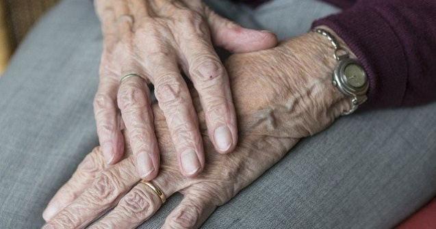 Covasna: Batrana suspectata ca si-ar fi ingropat de viu stranepotul este cercetata pentru omor