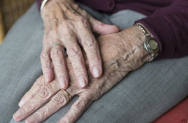 Covasna: Batrana suspectata ca si-ar fi ingropat de viu stranepotul este cercetata pentru omor