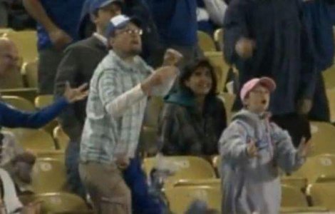  Video  Un barbat si-aruncat copilul din brate pentru a prinde o minge de baseball